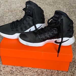 black hyperdunk basketball shoes